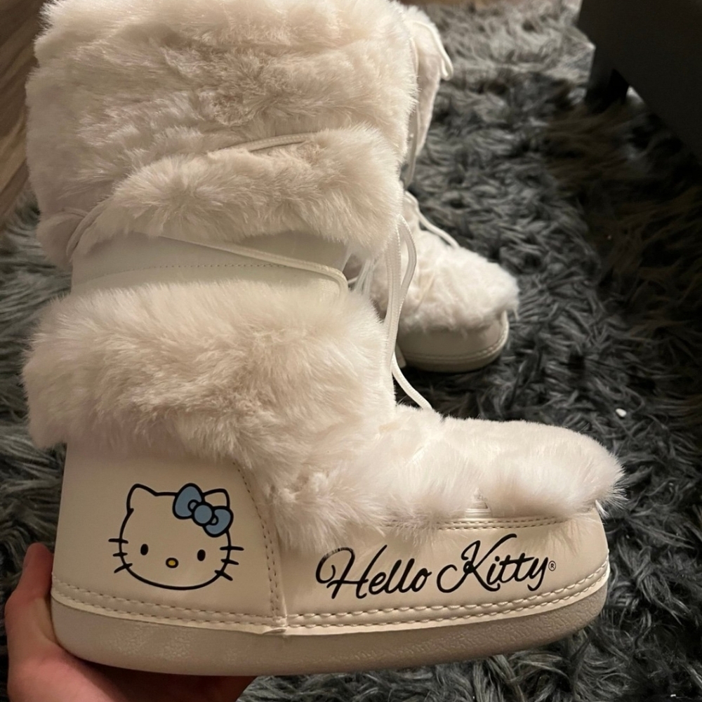 Hello Kitty faux fur moon boots. New
